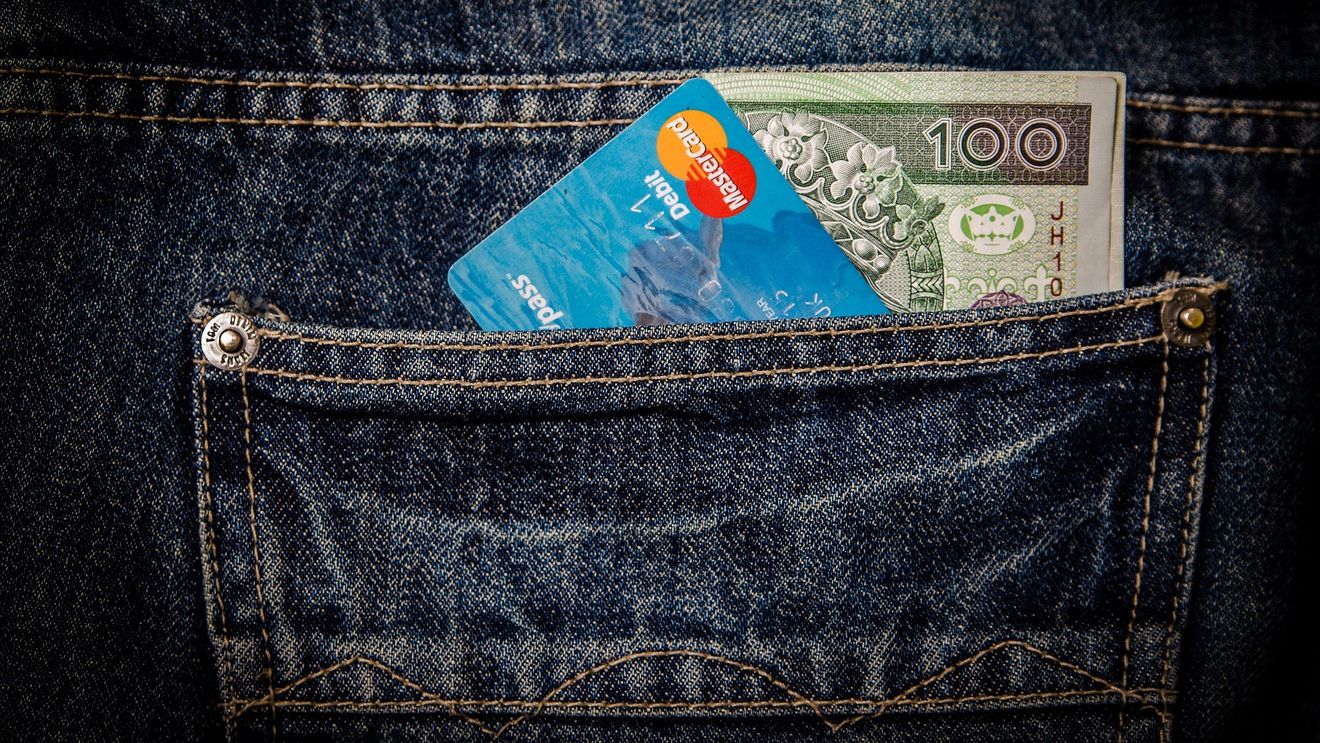 Hoții de buzunare trec la următorul nivel, în Napoli / Fură câte 50 de euro de pe cardurile din buzunare, cu un terminal POS mobil / „Nimeni nu m-a atins. Nu am simțit nimic”