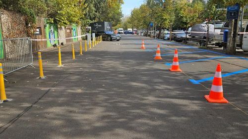 Noi parcări publice cu plată, trasate „greșit”de Compania Parking direct pe un trotuar de pe Bd. Basarabia din București, deși legea le interzice și îi poate pune în pericol pe pietoni