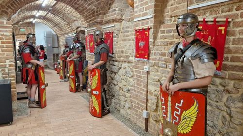 VIDEO: Expoziție interactivă dedicată armatei romane, la Alba Iulia. Sunt prezentate echipamente, uniforme și tactici de luptă ale legiunilor