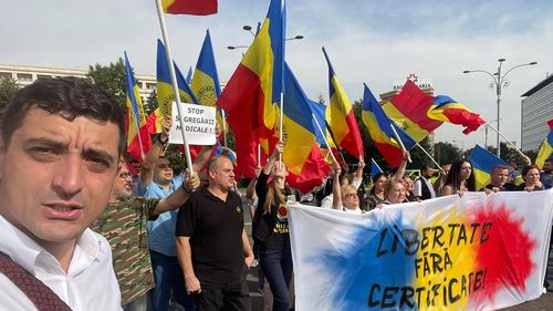 Protest AUR în Piața Victoriei în timpul ședinței de Guvern în care se discută despre introducerea certificatului verde pentru mai multe activități când rata de infectare COVID trece de 3 la mie
