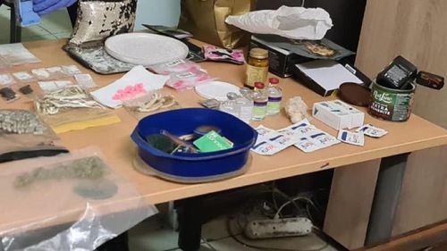 Tânăr din Vâlcea, prins în București cu un adevărat arsenal de droguri în mașină / Dosar penal pentru ”deținere de substanțe psihoactive”