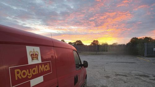 În urma taxelor vamale impuse de Trump, 88 de operatori poştali şi-au suspendat serviciile către SUA inclusiv Deutsche Post și Royal Mail / Scădere cu peste 80% a expedierilor către America