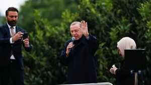 Erdogan și-a început discursul de învingător cu o melodie de dragoste pentru poporul turc, pe un autobuz/ ”Pa, pa, pa, Kemal”, i-a transmis lui Kilicdaroglu