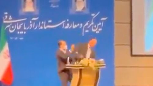 VIDEO Guvernator iranian, pălmuit în timpul unui discurs. Motivul ar avea legătură cu vaccinarea anti-COVID