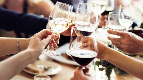 Tu știi ce se întâmplă cu inima ta când bei un pahar de vin? Potrivit experților, băut ocazional, vinul poate aduce unele beneficii, dar excesul crește riscul bolilor cardiovasculare