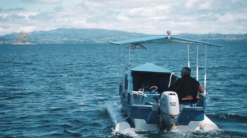 Percheziţii într-un dosar de tăinuire a furtului mai multor motoare de bărci din Suedia