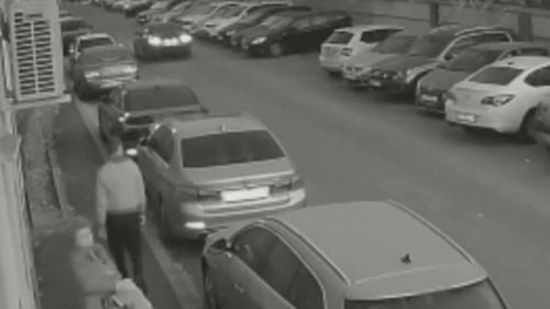 Deținutul evadat din arest, filmat plimbându-se pe străzile din Craiova. Bărbatul este în continuare căutat de polițiști