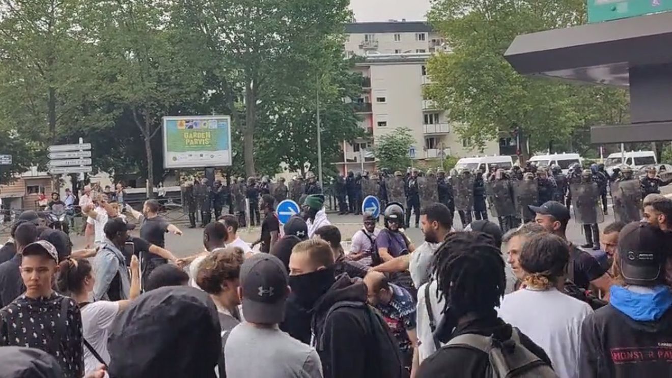 Suburbiile din Franța – simptomul segregării sociale și rasiale, un butoi de pulbere gata să arunce în aer președinția lui Emmanuel Macron  