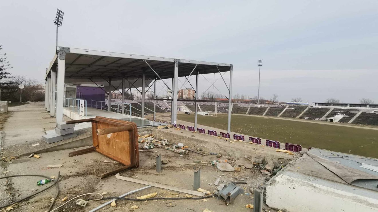 Aproximativ 15.000 de scaune de pe Stadionul „Dan Păltinișanu” au fost preluate de aproape 70 de primării pentru a fi reutilizate / Demolarea arenei ar putea fi gata înainte de termen