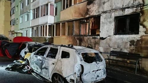 Trei maşini şi faţada unui bloc, distruse într-un incendiu la Codlea /  Focul a pornit de la un autoturism