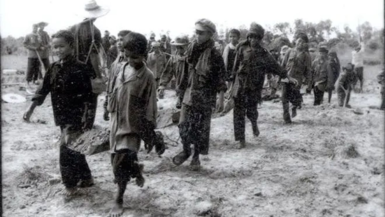 Îndoctrinarea inocenților: De la Khmerii Roșii în Cambodgia la Hamas în Palestina, arta îndoctrinării copiilor
