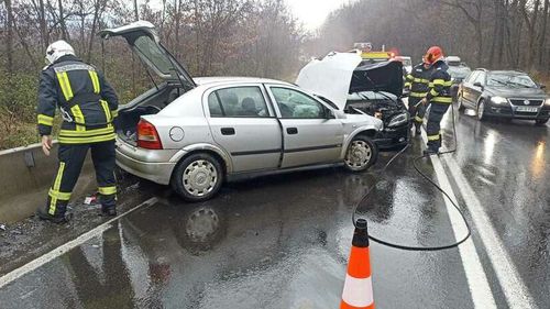 Două persoane au fost rănite, după ce un şofer a pierdut controlul volanului în Timiș/ Poliţiştii au deschis dosar penal