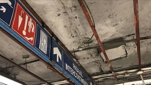 Bărbat accidentat la stația de metrou Universității de o bucată de geam căzută din tavan