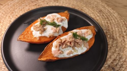 Cartofi dulci copți cu ton și sos de iaurt – simplu, gustos și cu ingrediente hrănitoare/ Un preparat mediteraneean cu nutrienți de calitate