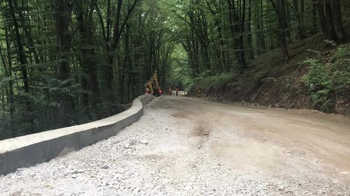 Lucrările la Transalpina de Apuseni, șoseaua care va lega munții de Autostrada Sebeș-Turda, s-au împotmolit. Constructorul nu mai face față creșterii prețului la materialele utilizate
