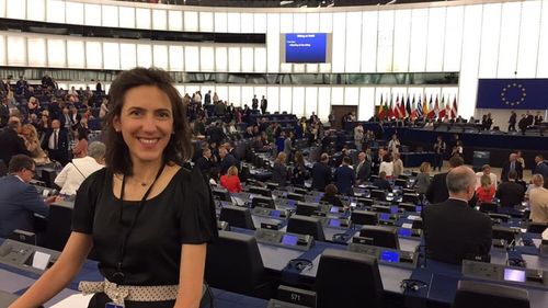 Cine este europarlamentara Valérie Hayer, aleasă de Emmanuel Macron în fruntea listei taberei prezidențiale la alegerile europene