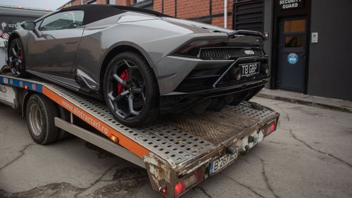 Sume de bani, 15 mașini și 14 ceasuri de lux în valoare totală de 18 milioane de lei, ridicate de la frații Tate în urma sechestrului pus de DIICOT, anunță ANABI