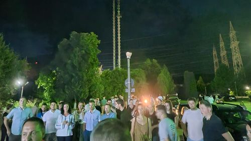 VIDEO Zeci de persoane s-au adunat să protesteze în fața Termocentralei Mintia,  dat fiind că aceasta se va închide