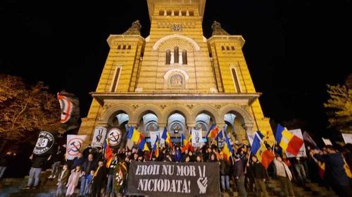 Suporterii echipei de fotbal din Timișoara au organizat Marșul Eroilor, în onoarea victimelor Revoluției din 1989. Momentul de reculegere de la Operă, bruiat de un concert folcloric