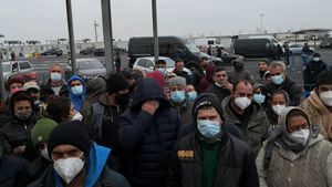 UPDATE Românii așteaptă în jur de 40 de minute în vămi, anunță Poliția de Frontieră luni dimineață/ Haos și nervi la intrarea în țară: Vama și aeroportul, blocate în weekend de românii care se întorc în țară/ ”Carantinăm autocare întregi”