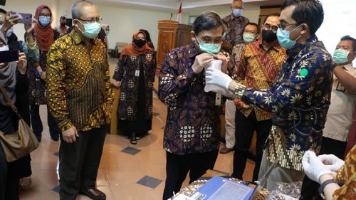 Indonezia instalează dispozitive asemănătoare unor etiloteste pentru depistarea COVID-19 în staţiile de tren / Un test similar este folosit și în Olanda