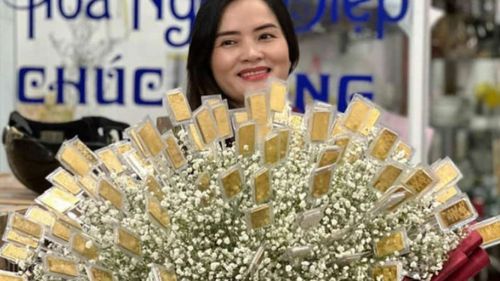 Un vietnamez a dăruit un buchet de flori cu foițe de aur în valoare de peste 300.000 de dolari, de 8 Martie