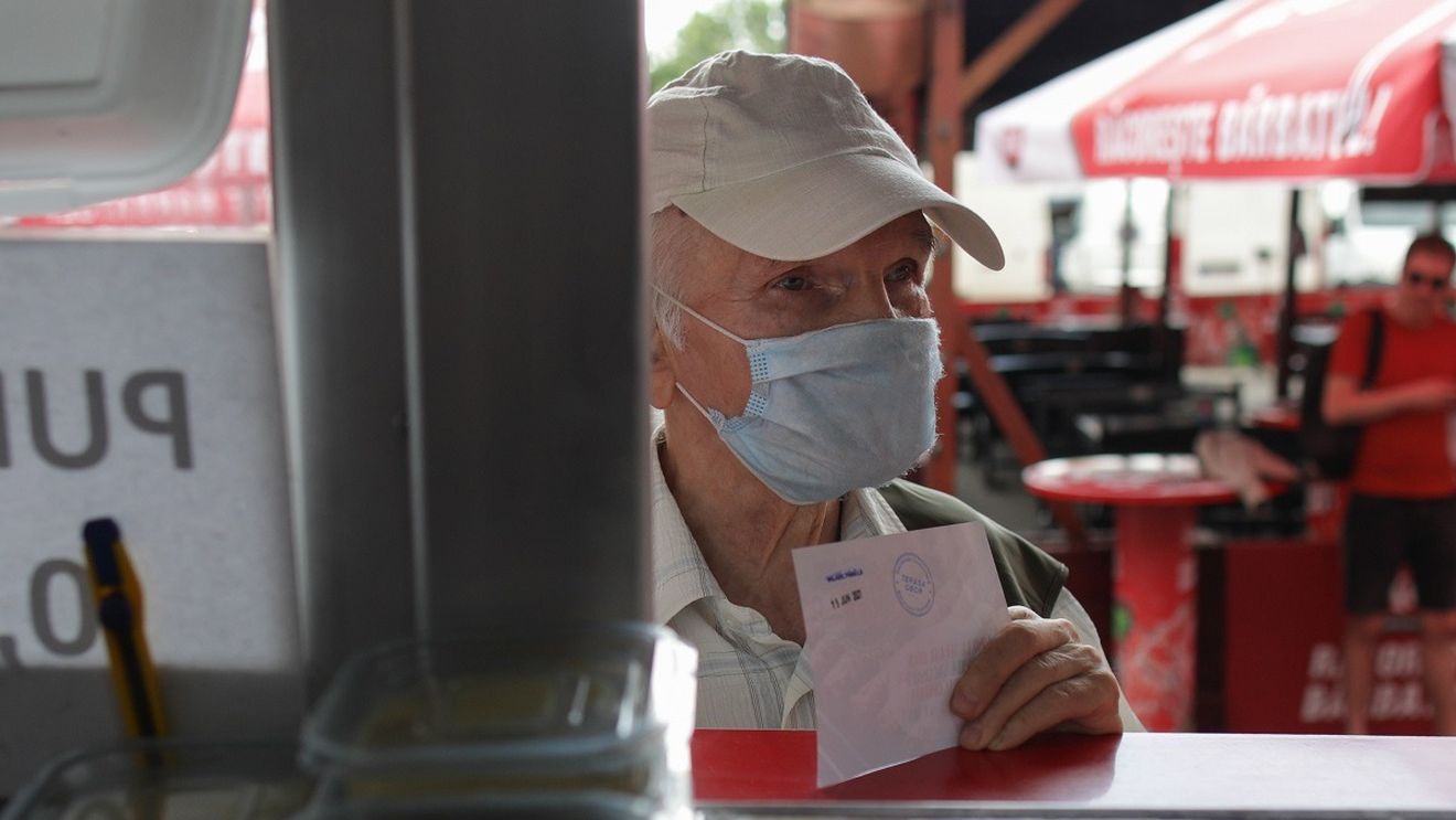 FOTOGALERIE Coadă la vaccinare & mici la Piața Obor din București