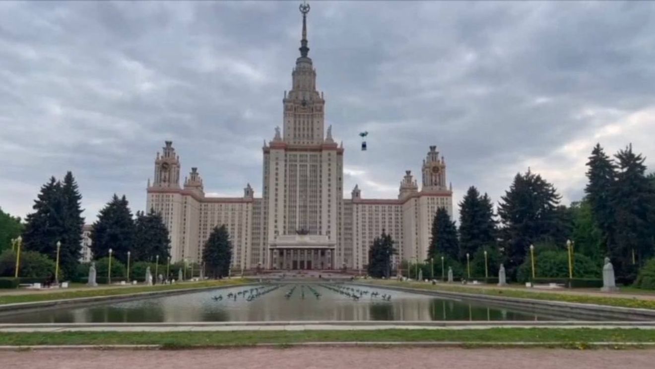 Legiunea "Libertate pentru Rusia" publică o imagine în care susține că apare steagul opoziţiei la Putin, alb-albastru, fluturând deasupra Universității de Stat din Moscova