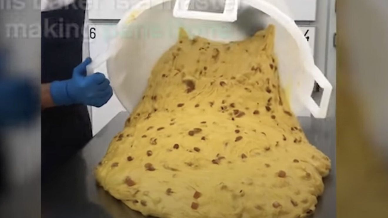 Panettone în valoare de 700.000 de euro, acoperit cu aur și diamante, oferit ca dar de nuntă, în India