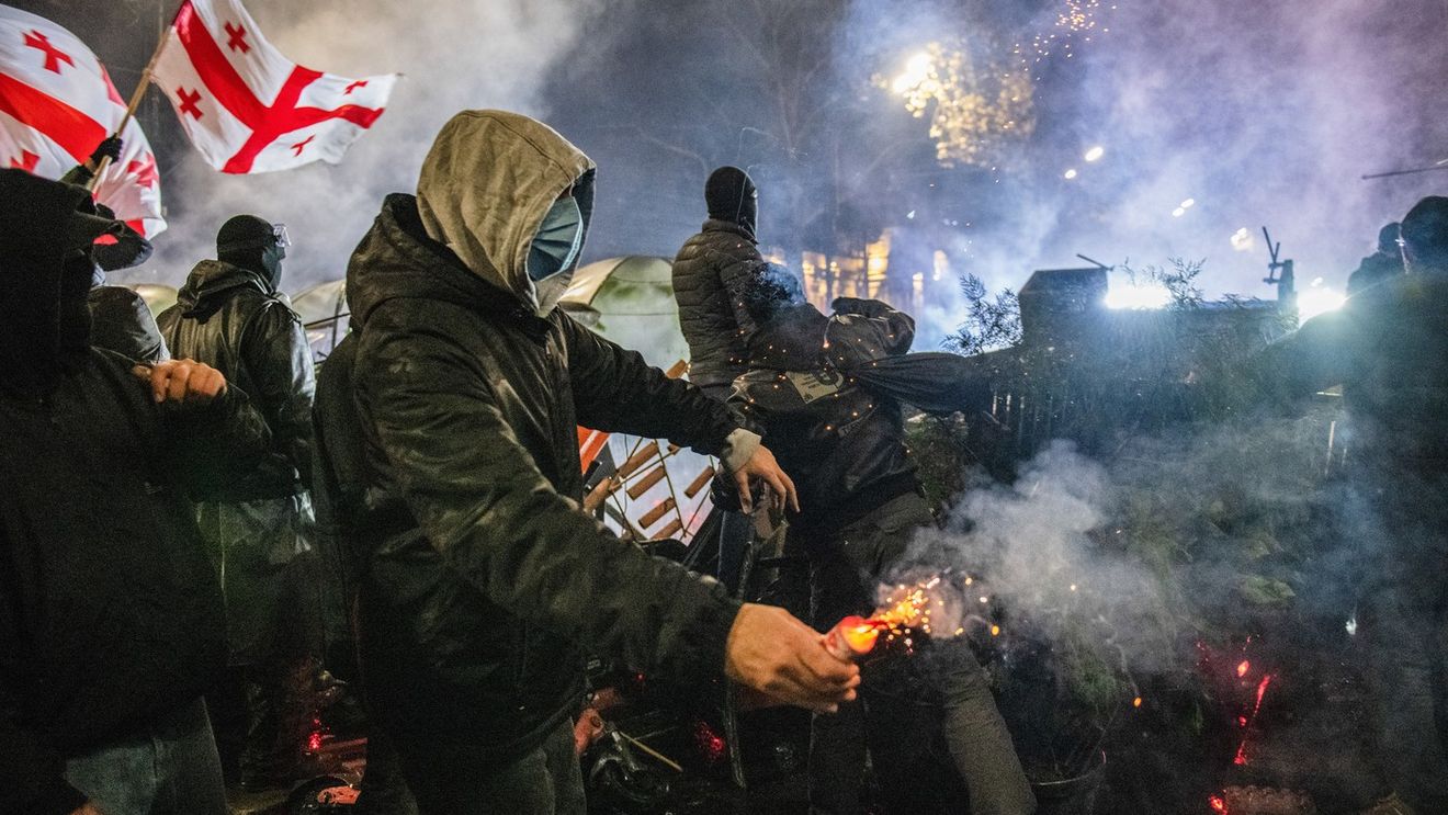 Georgia: Mii de manifestanţi pro-UE se îndreaptă spre parlament