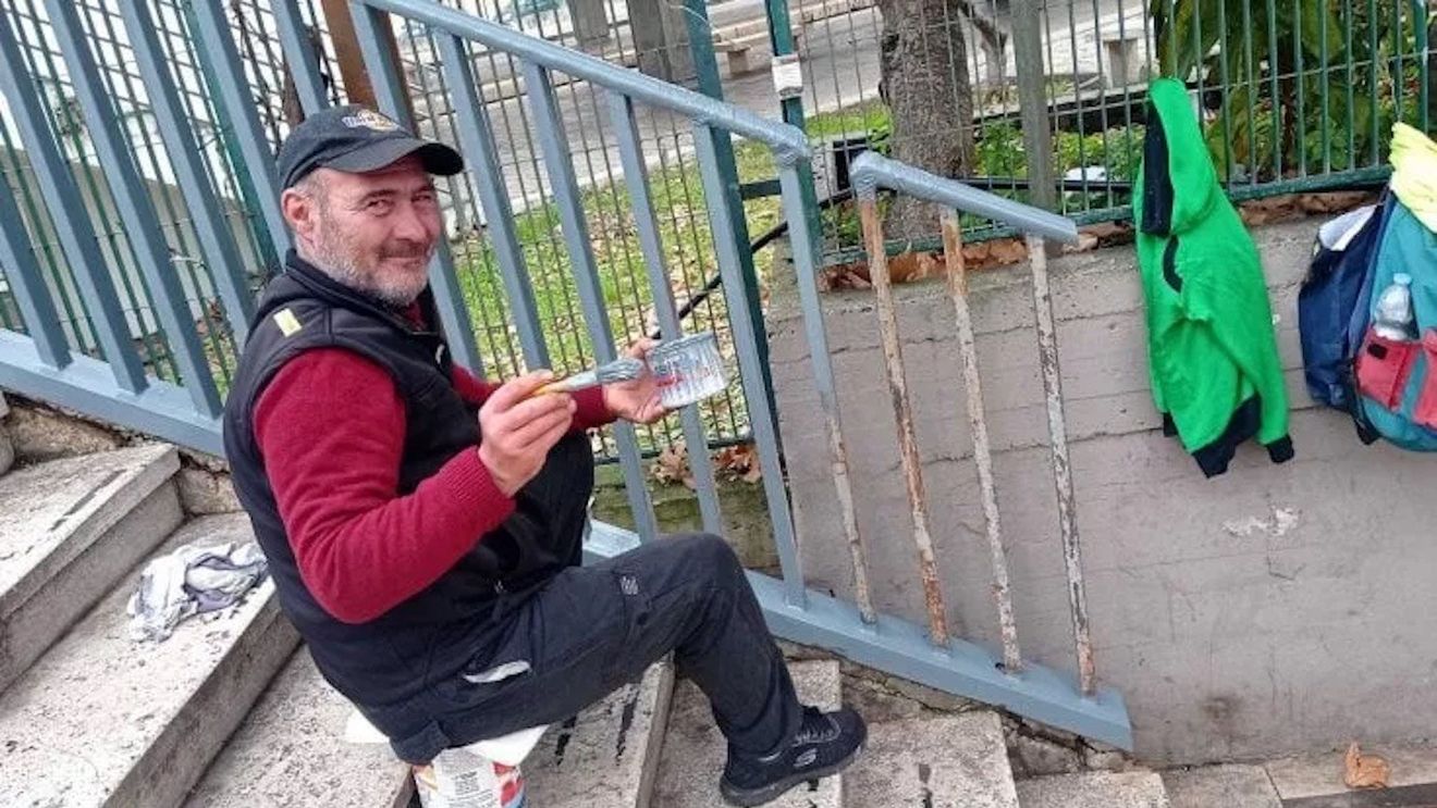 Un român șomer i-a impresionat pe italieni: A vopsit un pod cu bani din donații / „Un adevărat cadou de Crăciun la Ostia”