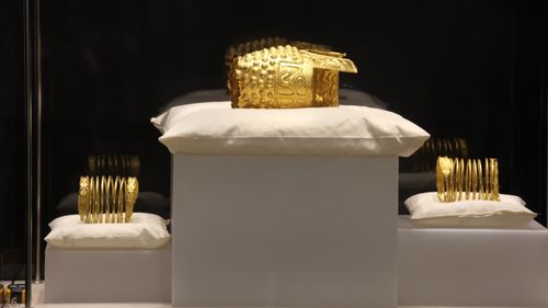 GALERIE FOTO: Cum arată Coiful de la Coțofenești și brățările dacice repatriate din Olanda / Artefactele sunt expuse pentru 12 zile la Muzeul Național de Istorie