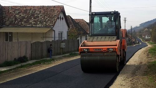 O primărie din Prahova a trecut într-un proiect pentru modernizarea străzilor de trei ori mai multe șanțuri betonate decât pot fi construite de fapt, arată un raport al Curții de Conturi