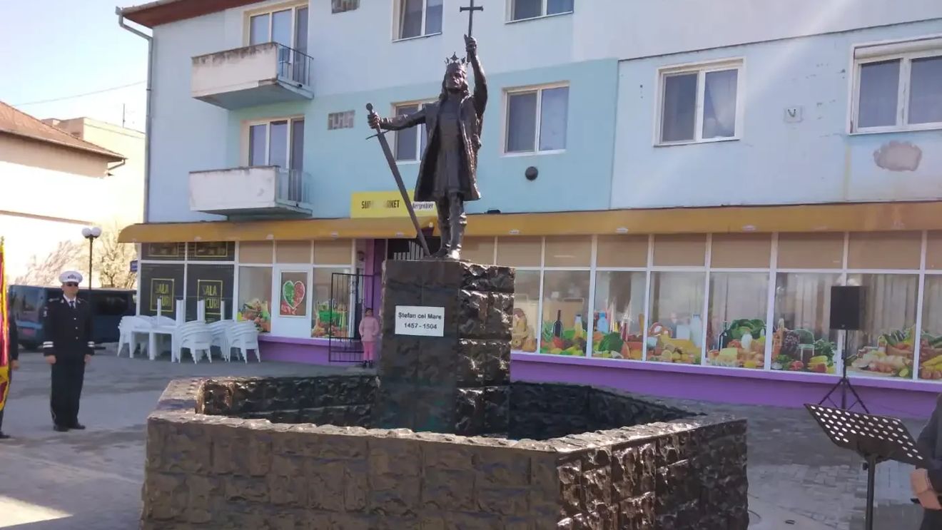 FOTO/VIDEO Cu ce se mai ocupă lumea în țară: O statuie a lui Ștefan cel Mare, inaugurată cu fast într-o piațetă din Copșa Mică, pe fundalul cântecului patriotic: „Ștefan, Ștefan domn cel mare”