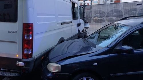 Trei persoane din Brașov au ajuns la spital după ce o mașină și un microbuz s-au lovit