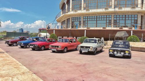70 de mașini Dacia de colecție, reunite la Brașov. O Dacia ”papuc”, printre vedetele evenimentului