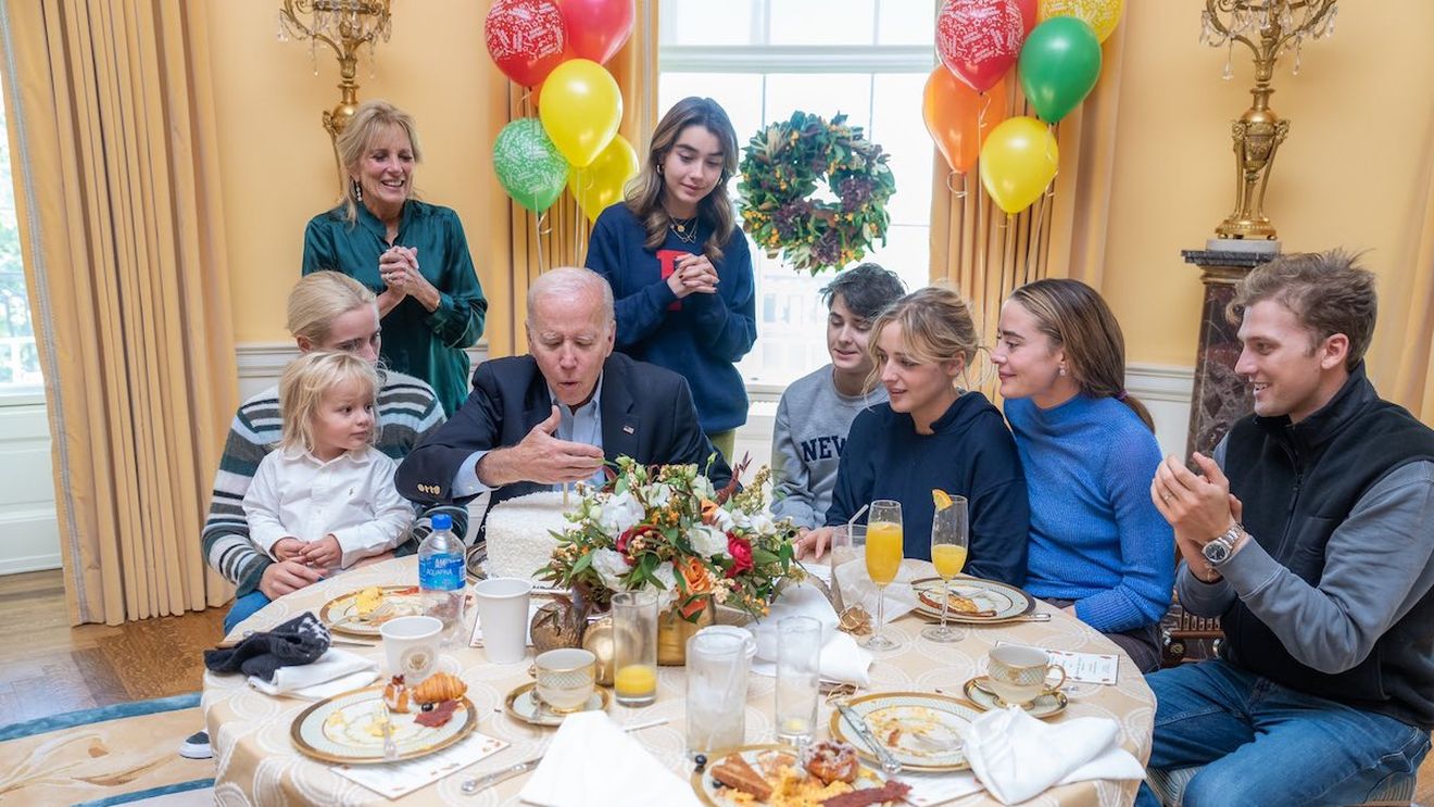 FOTO Președintele Joe Biden a împlinit 80 de ani. Soția sa a postat fotografii de la petrecere: "Nu aş vrea să dansez cu nimeni altcineva. La mulţi ani, Joe! Te iubesc"