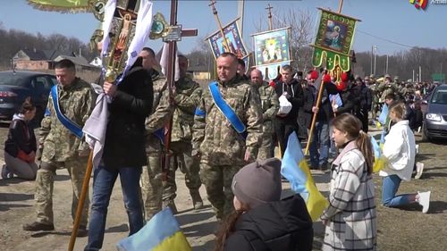 REPORTAJ Ucrainenii așteaptă în genunchi cortegiile funerare ale militarilor uciși în război (video)