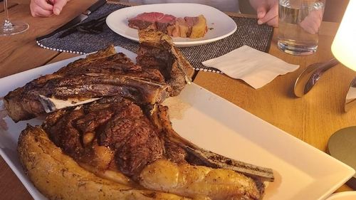 Miliardarul Mark Zuckerberg a început să crească vaci cu o dietă unică de macadamia şi bere: Scopul meu este să creez unele dintre cele mai bune tipuri de carne de vită de cea mai bună calitate din lume