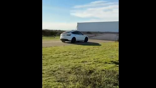 VIDEO Un youtuber american a testat dacă o Tesla Model Y pe Autopilot se va izbi de un perete camuflat, amplasat pe șosea / Cum s-a descurcat în comparație cu Lexus RX