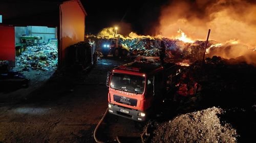 VIDEO Incendiu de proporţii la un depozit de deşeuri din Tulcea, în apropierea staţiei de sortare