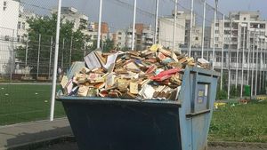 Poza zilei: Sute de cărți aruncate la gunoi la o școală din Cluj-Napoca