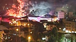 VIDEO/UPDATE Incendiu puternic la un depozit frigorific, în zona șoselei Pantelimon din Capitală / Au fost emise patru mesaje RoAlert în mai multe sectoare / Risc ca fumul înecăcios să pătrundă în locuințe