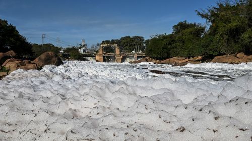 VIDEO Unul dintre cele mai mari râuri din Brazilia este atât de poluat încât are pe anumite porțiuni un strat de spumă toxică, care miroase a ouă stricate