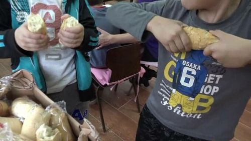 Programul „laptele, cornul și fructul” pentru elevi, întârziat din nou: autoritățile dau vina pe birocrație și creșterea TVA