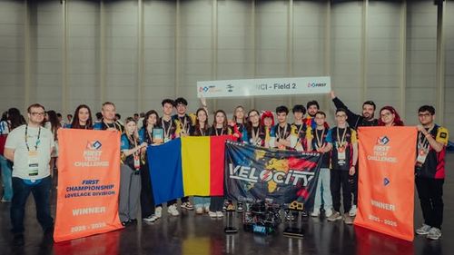Premierul Ilie Bolojan, despre Cristi Chivu și performanța elevilor români la campionatul mondial de robotică: Sunt noi confirmări că românii pot performa la cel mai înalt nivel prin seriozitate, pasiune și profesionalism
