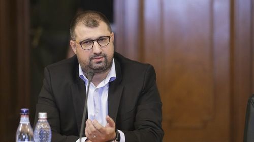 SURSE De ce s-a predat acum la Bari fostul ofiţer SRI Daniel Dragomir: Vrea să beneficieze de legea actuală potrivit căreia instanţele pot să refuze predarea unor condamnaţi fugari pe motiv că sunt rezidenţi în Italia / O modificare legislativă elimină această posibilitate