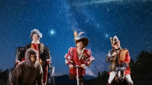 O trupă rock din Japonia îşi cere scuze pentru un videoclip incorect politic referitor la Cristofor Columb / Trei personaje celebre descoperă o insulă locuită de persoane care seamănă cu maimuțele