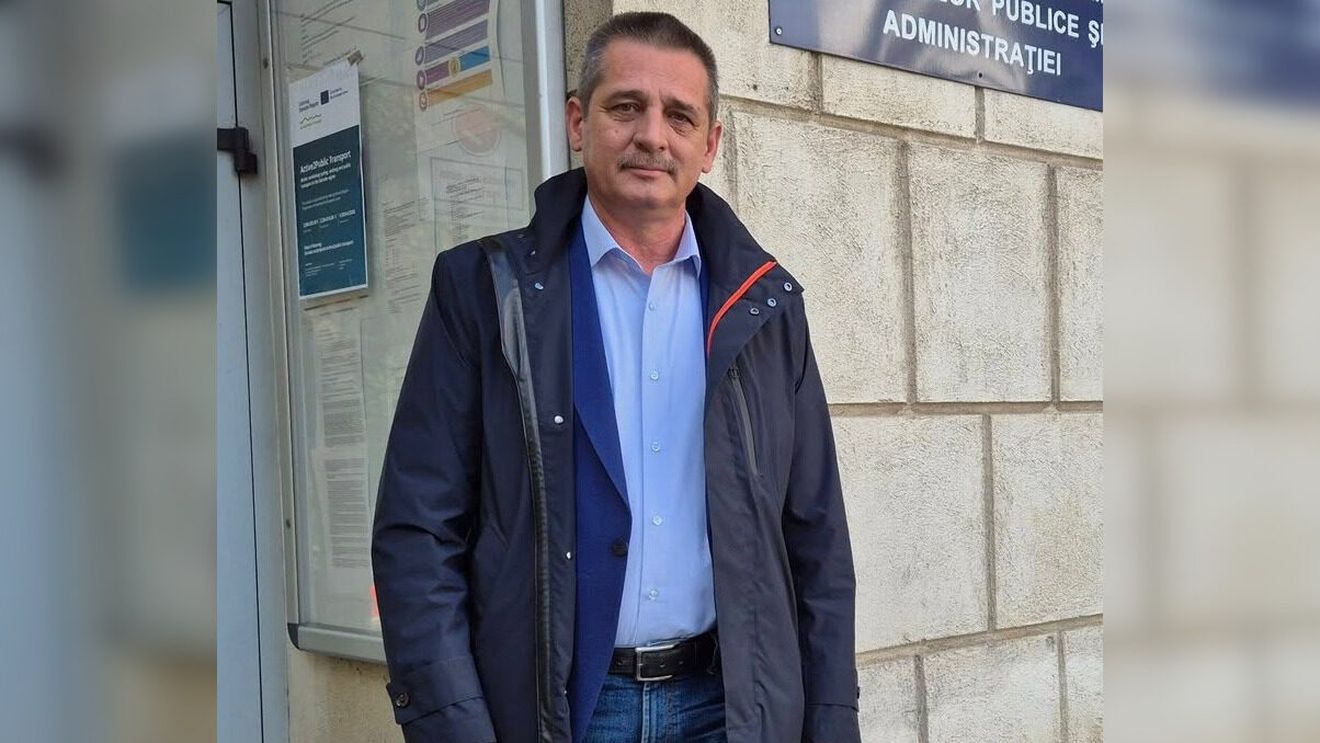 Apel la Ilie Bolojan să-l demită din PNL pe primarul ieșean care a amenințat elevii și profesorii de la școala din comună cu scoaterea microbuzului și a hârtiei igienice, făcut de profesoara Mihaela Popa