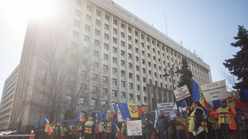 UPDATE: Un lift a căzut în gol la Ministerul Transporturilor / A fost declanșată o anchetă internă / Administratorul clădirii: ”Era în probe” / Cinci persoane au fost duse la spital pentru investigații / Două persoane au fracturi de membru inferior